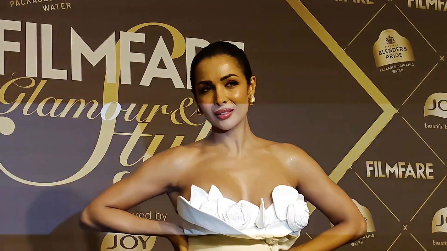 MILF Malaika Arora Slutty Oily Huge Boobs & ASS Captured in Public-1080P2