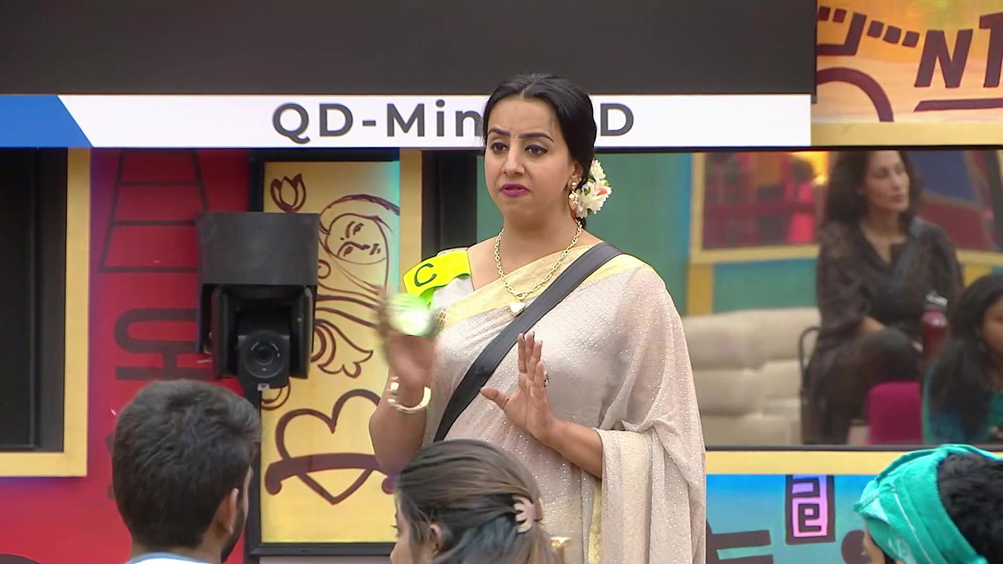 Sanjjana Sexy Hips Folds and Navel in Saree2