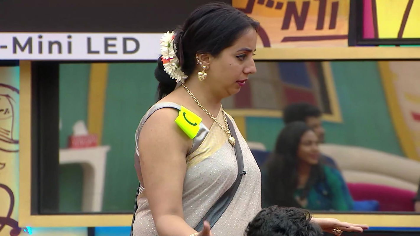 Sanjjana Sexy Hips Folds and Navel in Saree2