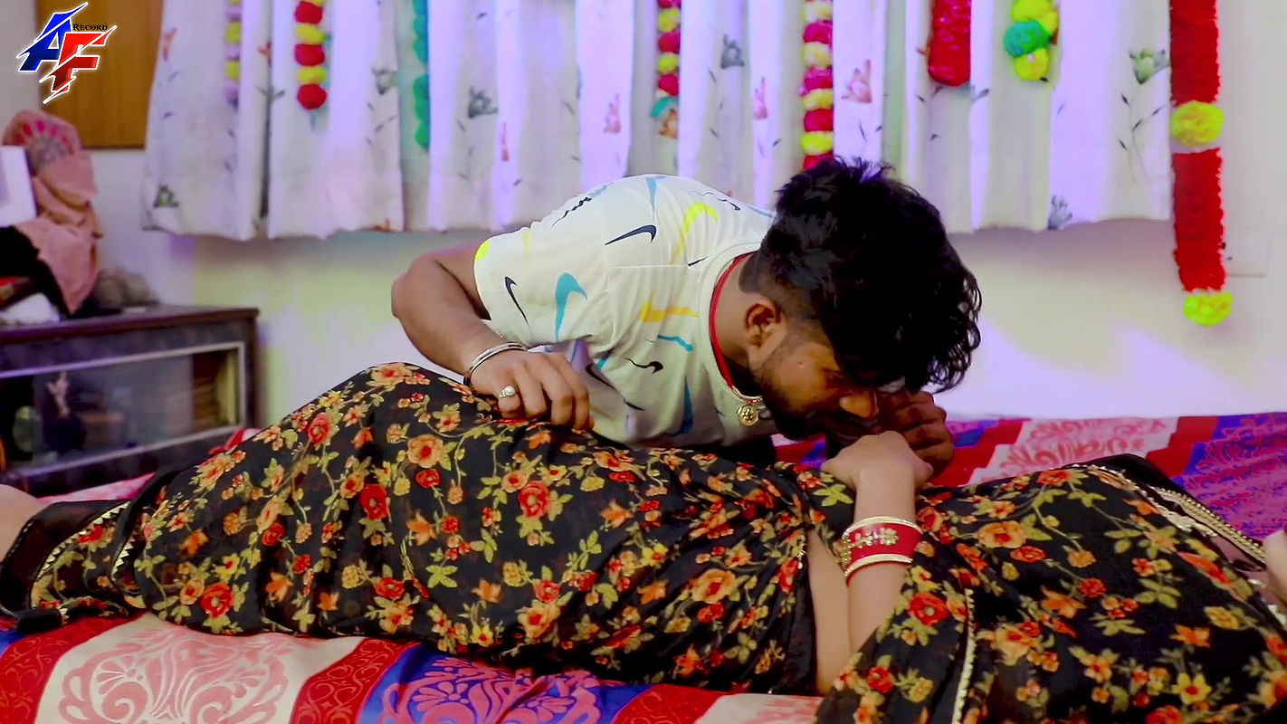 Simran Chaudhary hot saree song – Navel exposed2