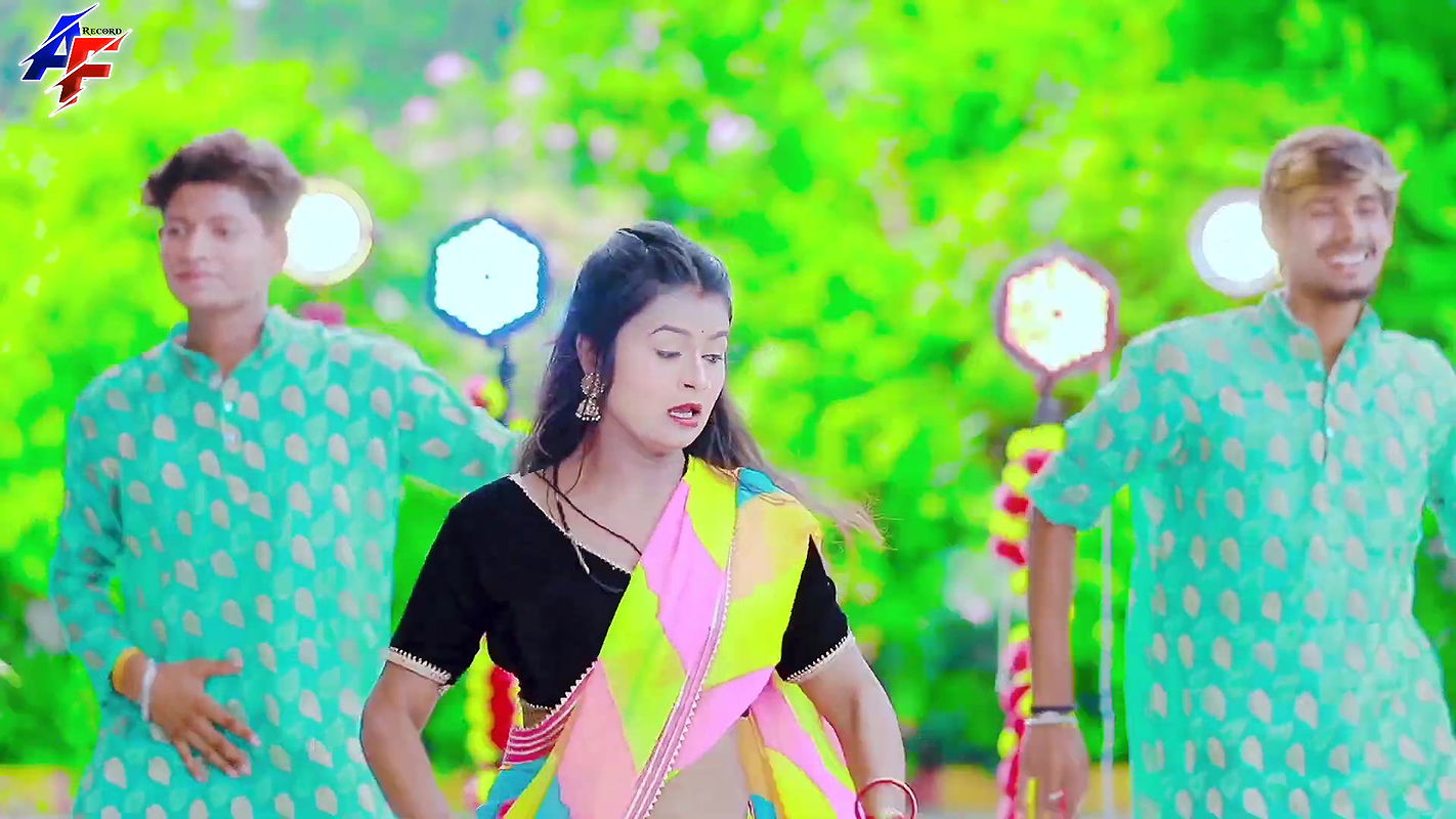 Simran Chaudhary hot saree song – Navel exposed2