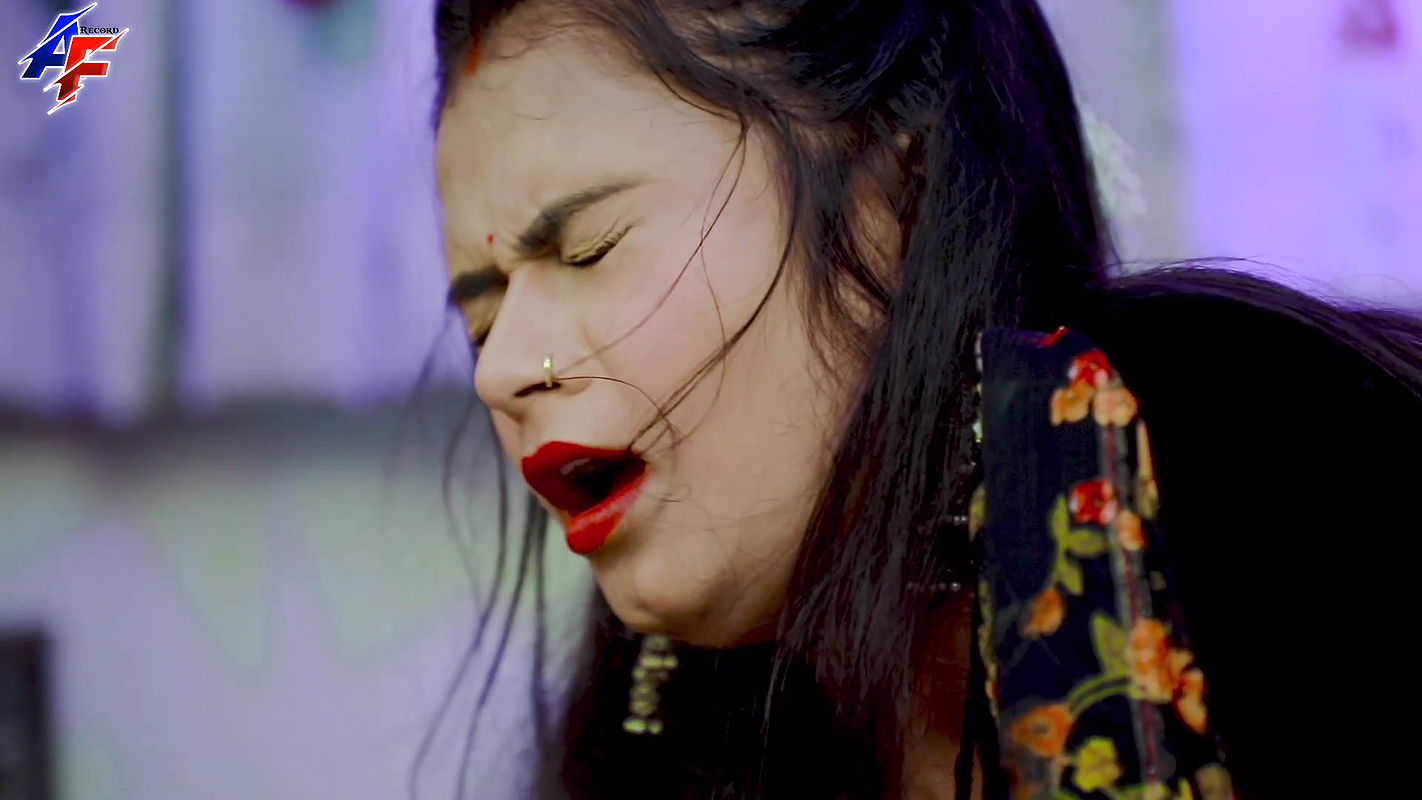 Simran Chaudhary hot saree song – Navel exposed2