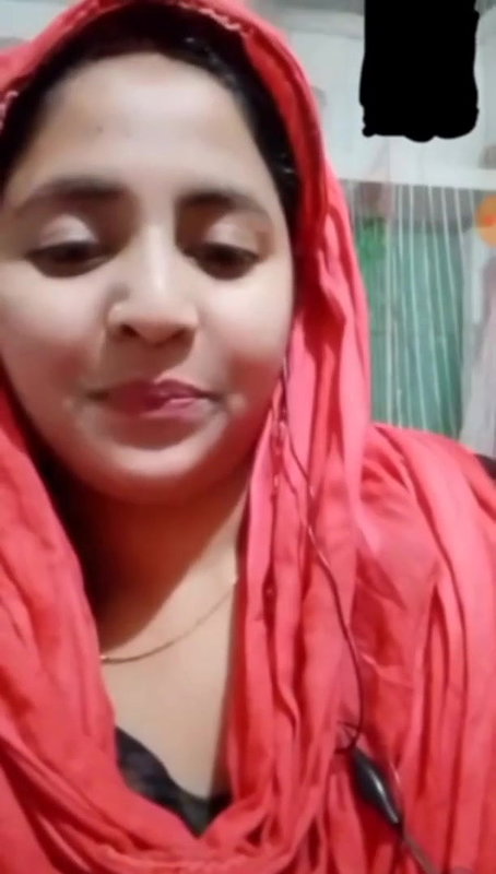 Hot bhabi show cute boobs2