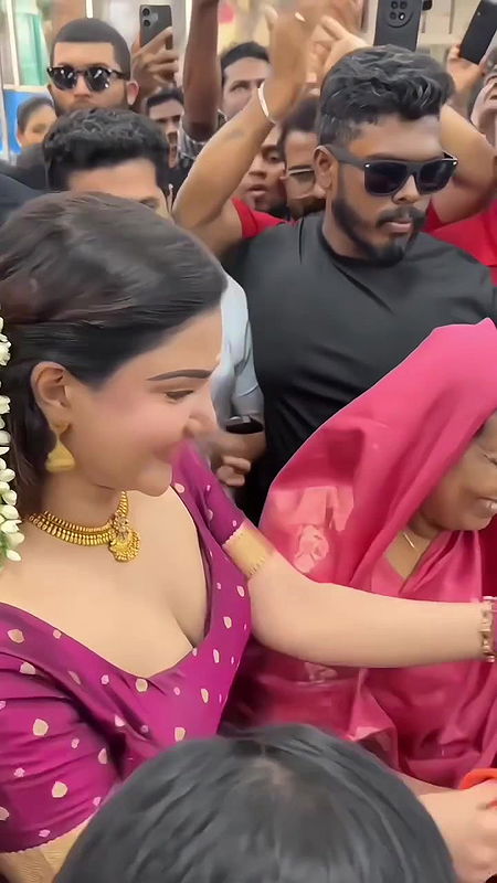 Actress Honey rose big boobs slip in public 2