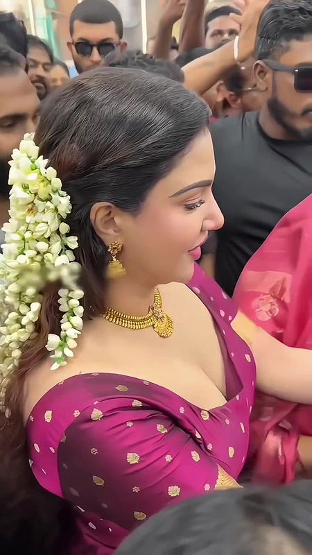 Actress Honey rose big boobs slip in public 2