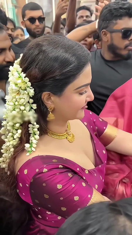 Actress Honey rose big boobs slip in public 2