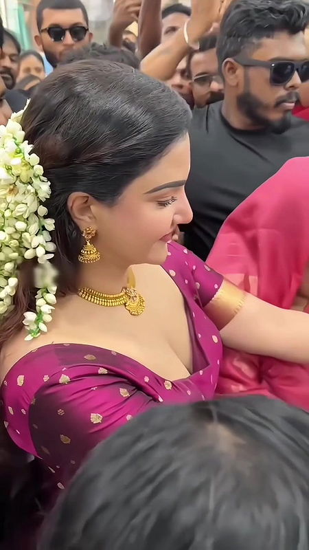 Actress Honey rose big boobs slip in public 2