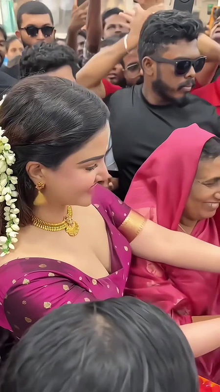 Actress Honey rose big boobs slip in public 2