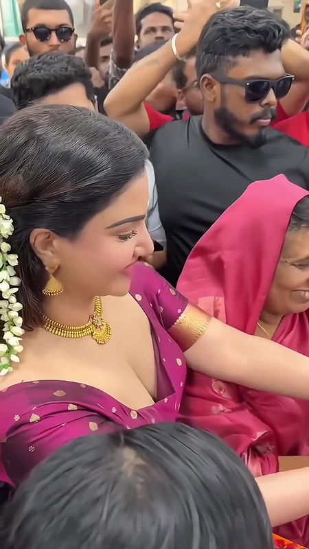 Actress Honey rose big boobs slip in public 2