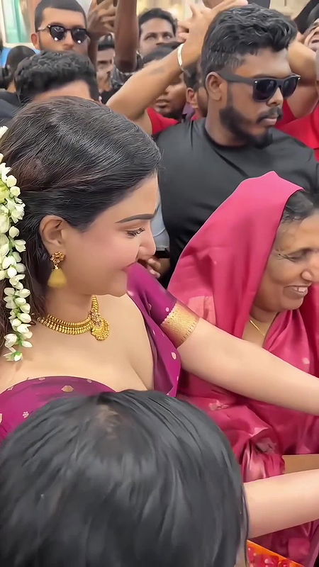 Actress Honey rose big boobs slip in public 2