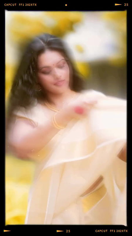 Actress Swathista Krishnan hot hip navel show in onam saree 2