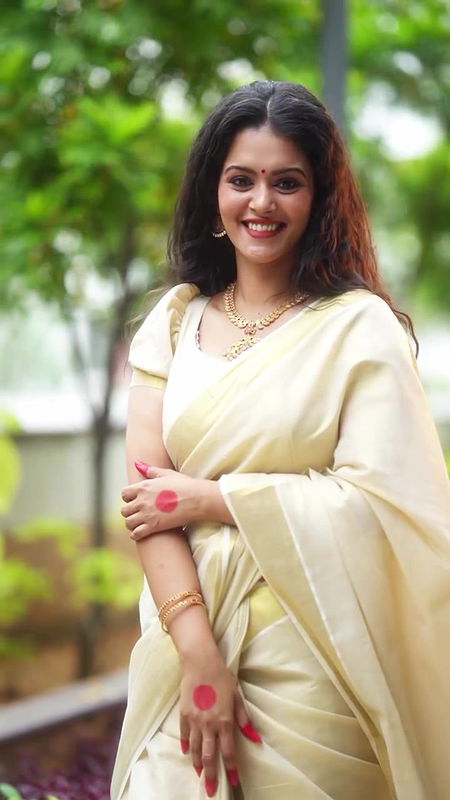 Actress Swathista Krishnan hot hip navel show in onam saree 2