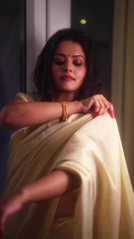 Actress Swathista Krishnan hot hip navel show in onam saree 2