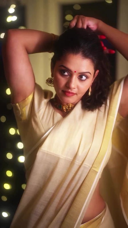 Actress Swathista Krishnan hot hip navel show in onam saree 2
