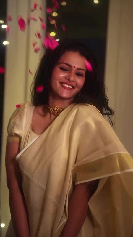 Actress Swathista Krishnan hot hip navel show in onam saree 2