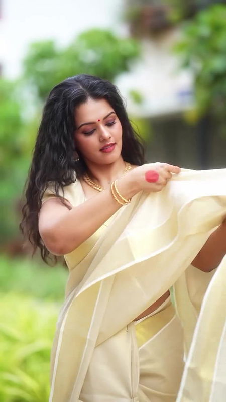 Actress Swathista Krishnan hot hip navel show in onam saree 2