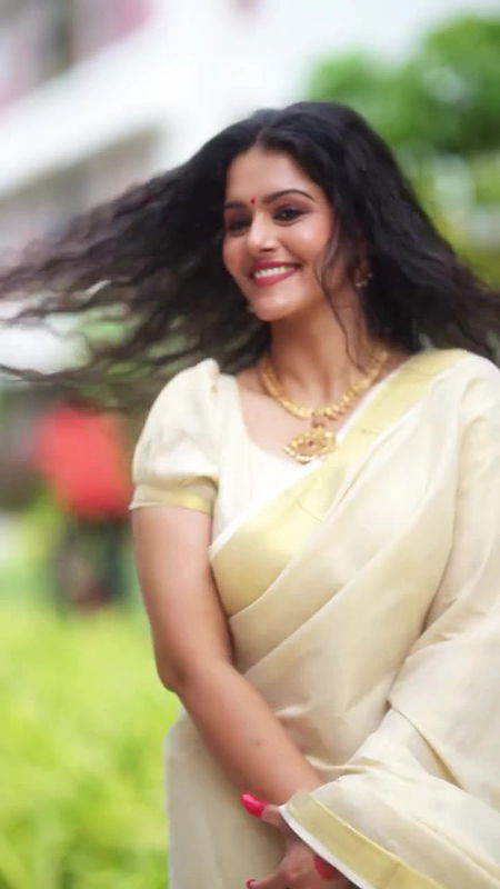 Actress Swathista Krishnan hot hip navel show in onam saree 2