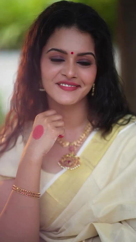 Actress Swathista Krishnan hot hip navel show in onam saree 2