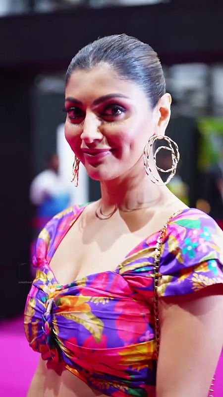 AKANKSHA PURI SEDUCTRESS DIVA DEEP CLEAVAGE AND DELIBERATE BACKLESS EXPOSE 2