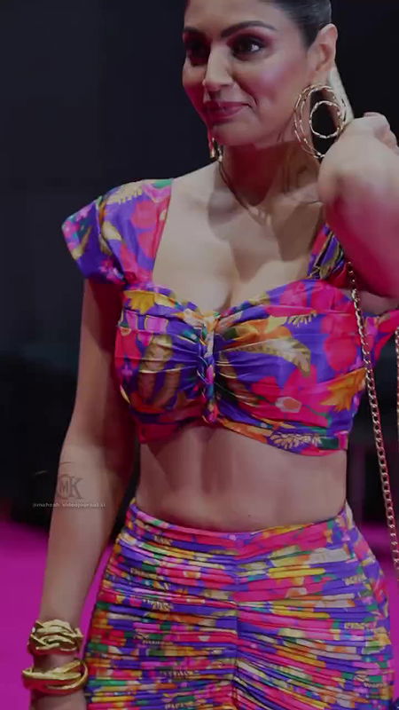 AKANKSHA PURI SEDUCTRESS DIVA DEEP CLEAVAGE AND DELIBERATE BACKLESS EXPOSE 2