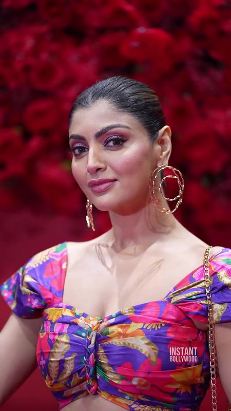 AKANKSHA PURI SEDUCTRESS DIVA DEEP CLEAVAGE AND DELIBERATE BACKLESS EXPOSE 4