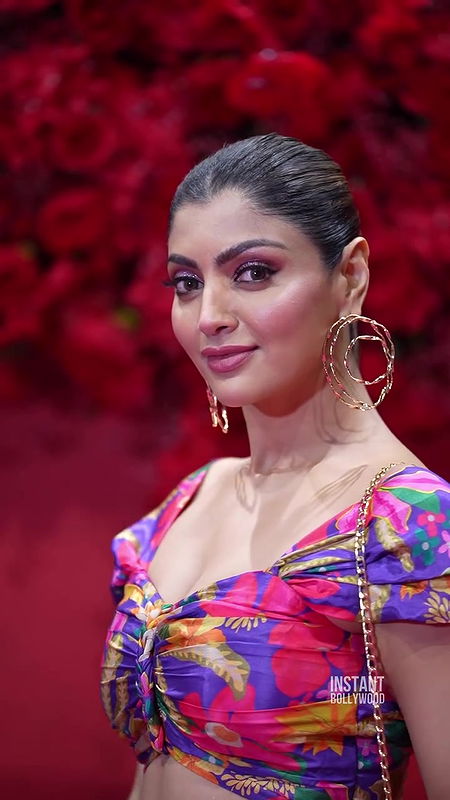 AKANKSHA PURI SEDUCTRESS DIVA DEEP CLEAVAGE AND DELIBERATE BACKLESS EXPOSE 4