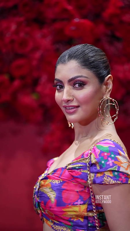 AKANKSHA PURI SEDUCTRESS DIVA DEEP CLEAVAGE AND DELIBERATE BACKLESS EXPOSE 4