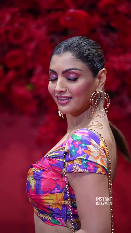 AKANKSHA PURI SEDUCTRESS DIVA DEEP CLEAVAGE AND DELIBERATE BACKLESS EXPOSE 4