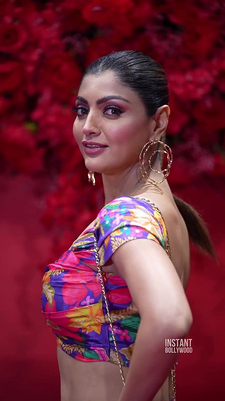 AKANKSHA PURI SEDUCTRESS DIVA DEEP CLEAVAGE AND DELIBERATE BACKLESS EXPOSE 4