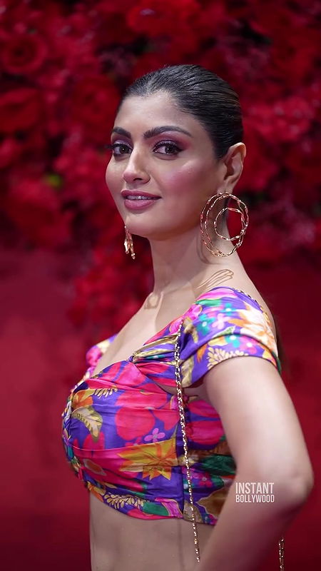 AKANKSHA PURI SEDUCTRESS DIVA DEEP CLEAVAGE AND DELIBERATE BACKLESS EXPOSE 4