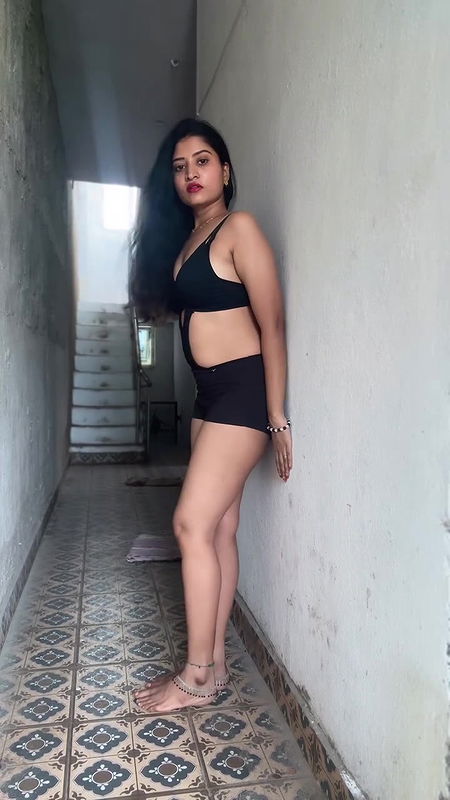 Hot Insta Model huge boobs and navel show in black bra and panty 2