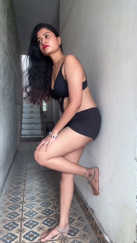 Hot Insta Model huge boobs and navel show in black bra and panty 2