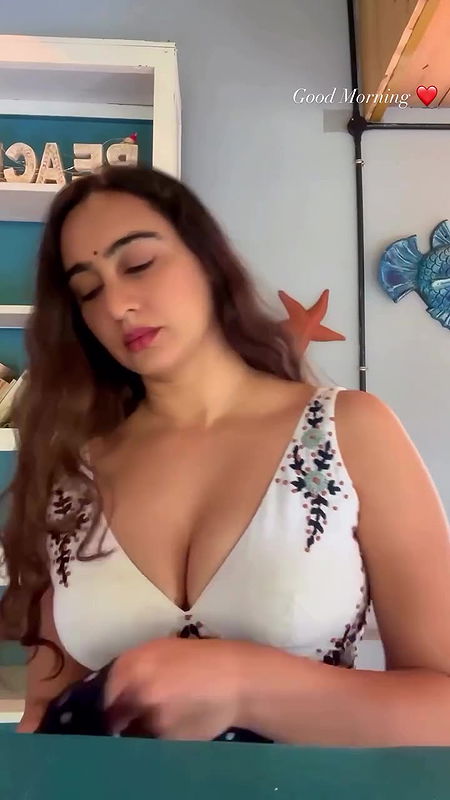 MEGHA SHUKLA EXOTIC AMPLE DEEP CLEAVAGE DELIBERATE EXPOSE IN SAREE 2