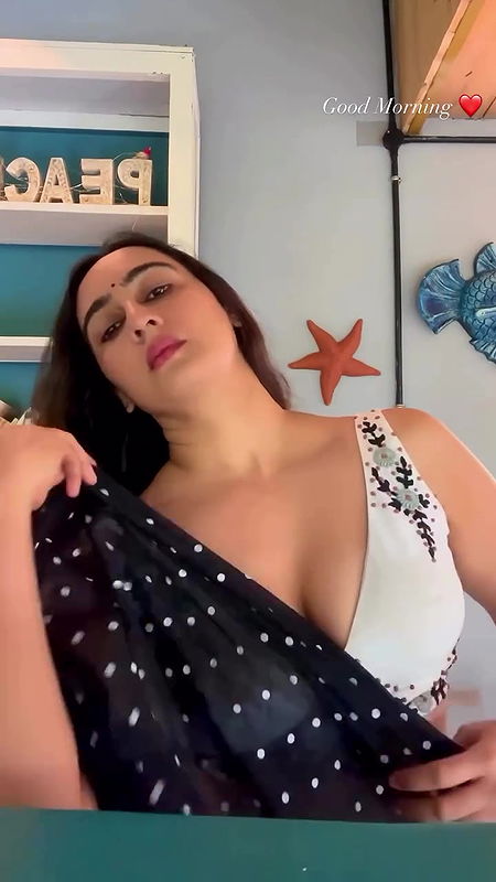 MEGHA SHUKLA EXOTIC AMPLE DEEP CLEAVAGE DELIBERATE EXPOSE IN SAREE 2