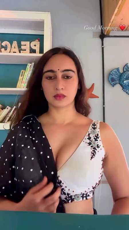 MEGHA SHUKLA EXOTIC AMPLE DEEP CLEAVAGE DELIBERATE EXPOSE IN SAREE 2