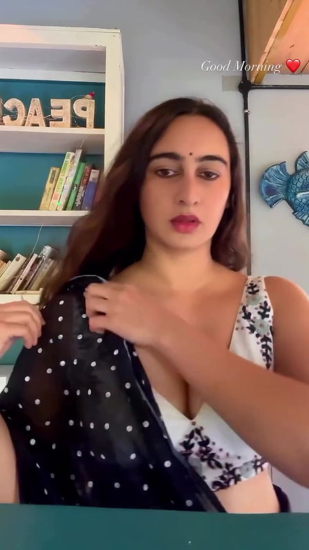 MEGHA SHUKLA EXOTIC AMPLE DEEP CLEAVAGE DELIBERATE EXPOSE IN SAREE 2