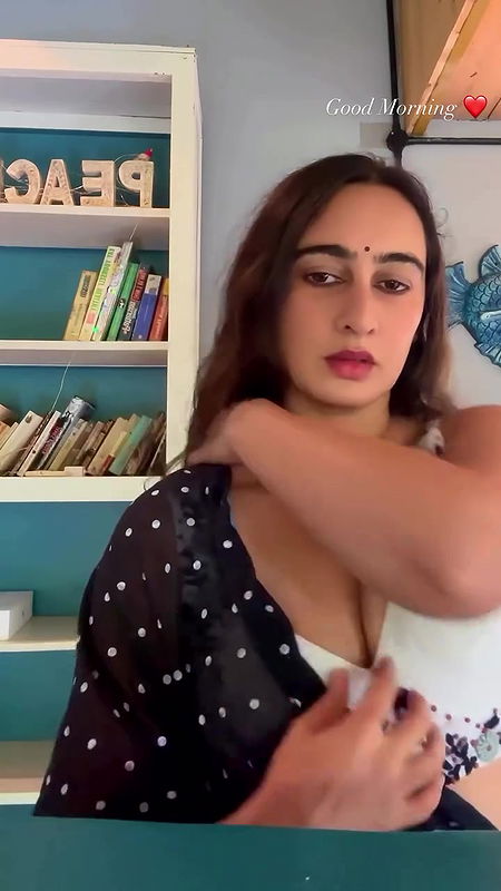 MEGHA SHUKLA EXOTIC AMPLE DEEP CLEAVAGE DELIBERATE EXPOSE IN SAREE 2