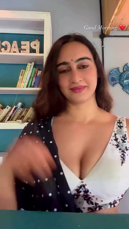 MEGHA SHUKLA EXOTIC AMPLE DEEP CLEAVAGE DELIBERATE EXPOSE IN SAREE 2