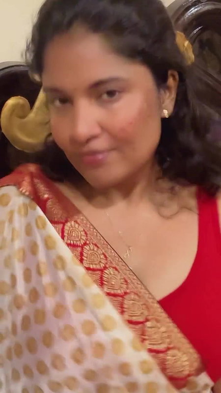 Tamil side actress hot boobs show in blouse selfie video 2