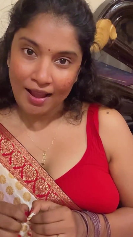 Tamil side actress hot boobs show in blouse selfie video 2