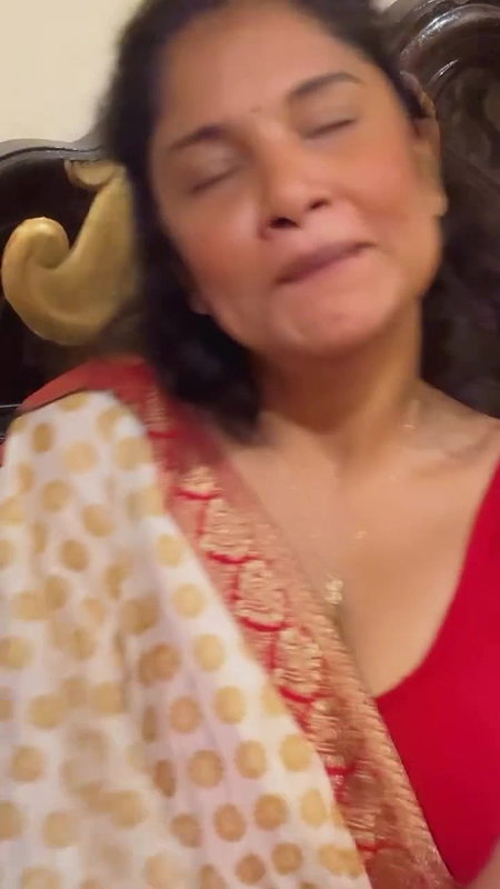Tamil side actress hot boobs show in blouse selfie video 2