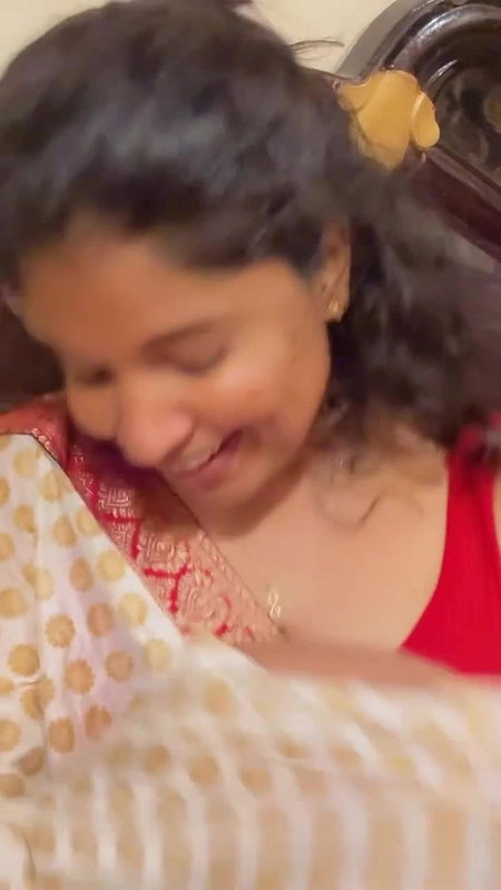 Tamil side actress hot boobs show in blouse selfie video 2