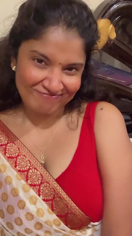 Tamil side actress hot boobs show in blouse selfie video 2