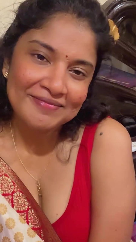 Tamil side actress hot boobs show in blouse selfie video 2