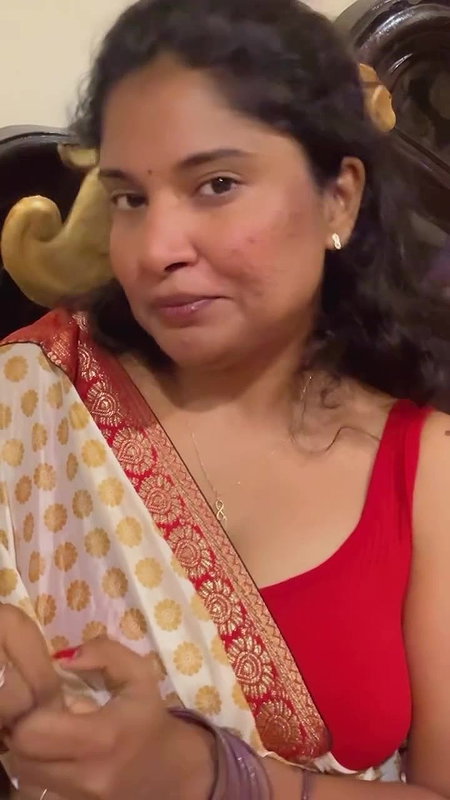 Tamil side actress hot boobs show in blouse selfie video 2