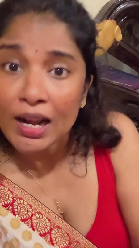 Tamil side actress hot boobs show in blouse selfie video 2