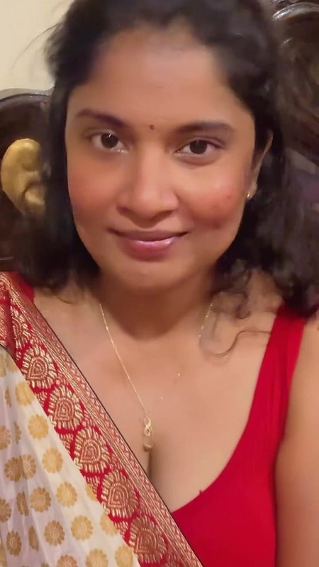 Tamil side actress hot boobs show in blouse selfie video 2