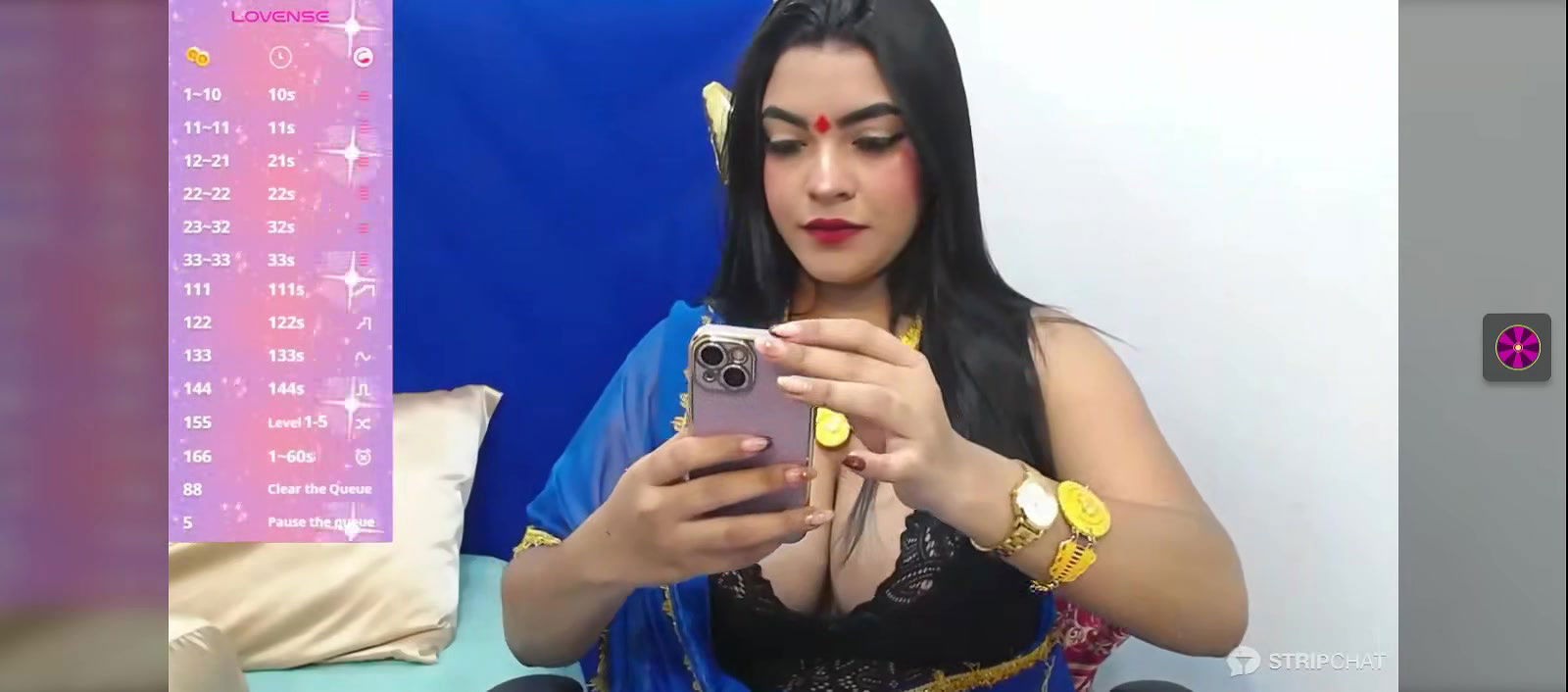 Hot bengali girl show her hot cleavage 2