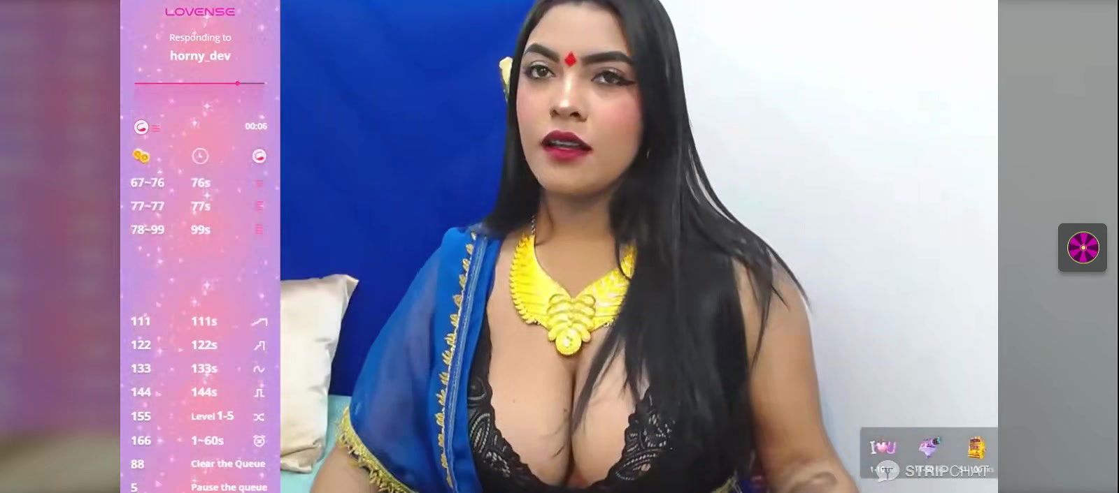 Hot bengali girl show her hot cleavage 2