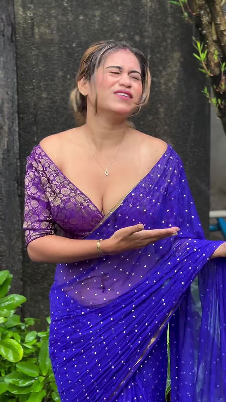 SABETRI DEHURY CAPTIVATING OPEN CLEAVAGE WET IN RAIN EXPOSE